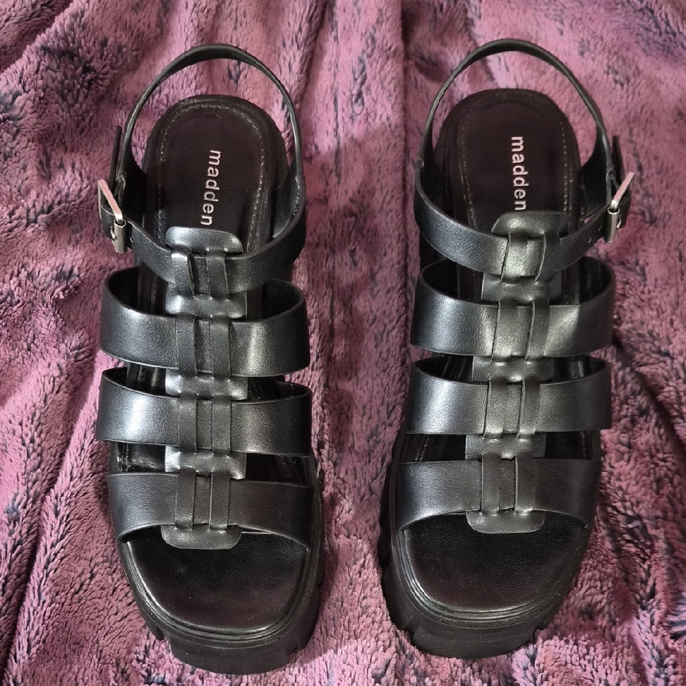 NWOT Steve Madden Black Strappy Platform Sandals Size 9